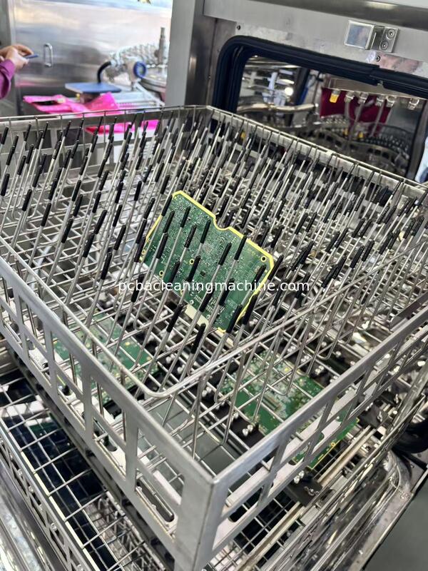 Удаление пятен с печатной платы (PCBA) с помощью химического чистящего средства SME-5600T. Основное применение: автомобильная электроника, печатные платы для военной техники, печатные платы для аэрокосмической промышленности, печатные платы для телекоммуникаций, печатные платы для медицинских устройств, печатные платы для цифровых измерительных приборов, печатные платы для оборудования.